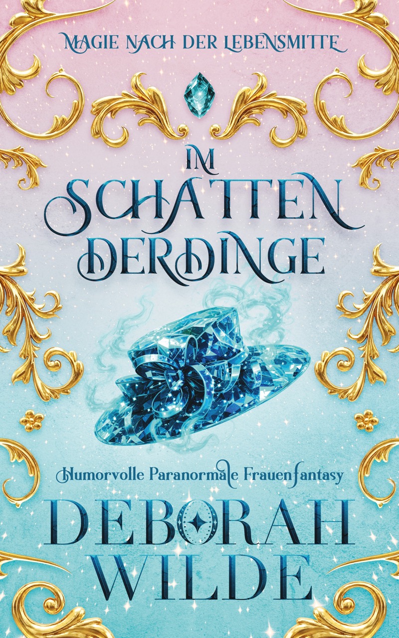 Urban-Fantasy-Buchcover zu „Im Schatten der Dinge“ von Deborah Wilde: Hellblauer, glitzernder Hintergrund mit goldenen Verzierungen und einem funkelnden, rauchenden blauen Hut im Zentrum.
