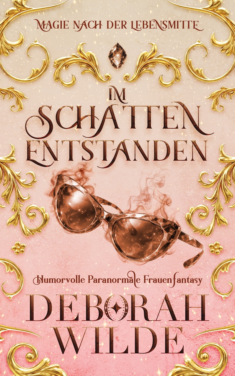 Buchcover zu „Im Schatten entstanden“ von Deborah Wilde: Hellrosa, glitzernder Hintergrund mit eleganten goldenen Verzierungen und einer rauchenden Sonnenbrille im Zentrum.