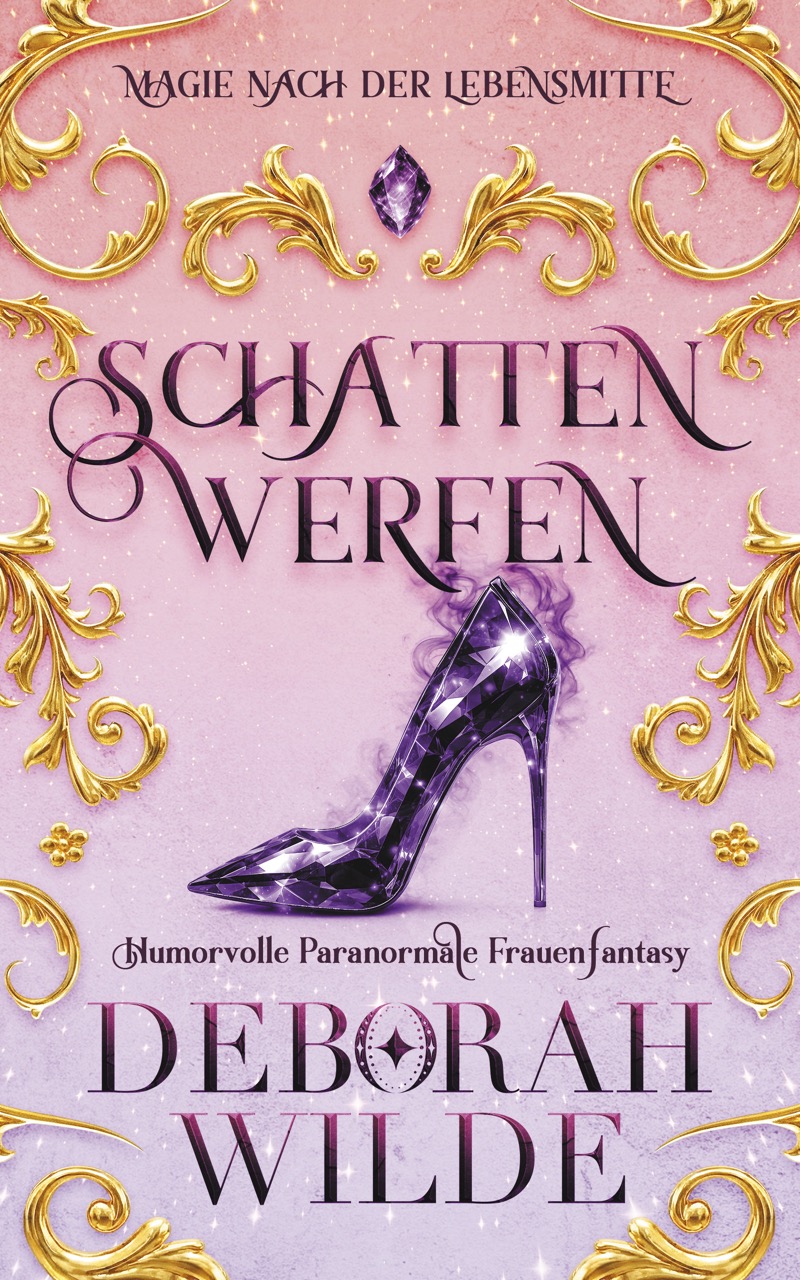 Buchcover zu „Schatten werfen“ von Deborah Wilde: Hellrosa Hintergrund mit edlen goldenen Ornamenten und einem funkelnden, lila High Heel im Zentrum.