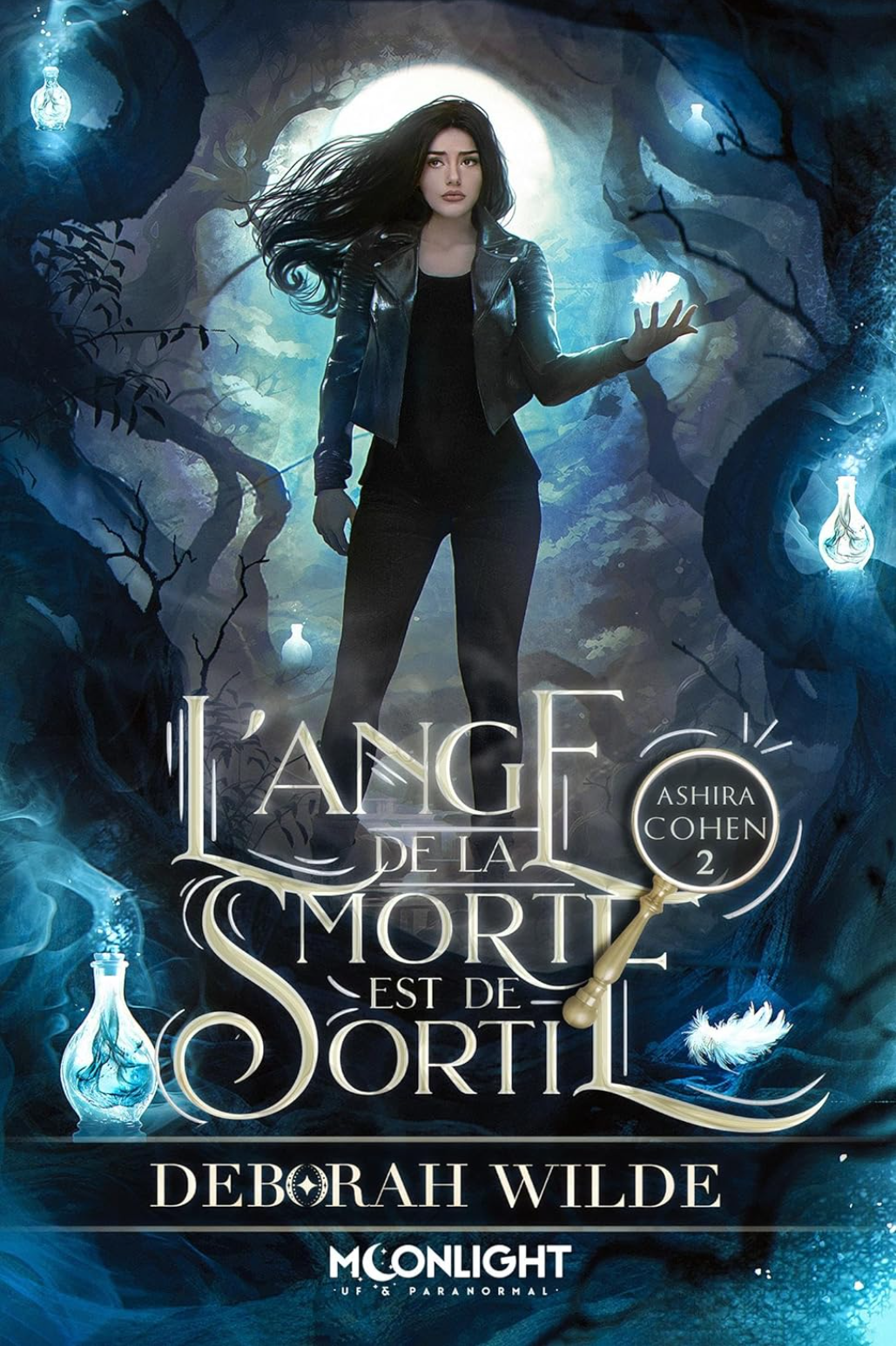 Book cover for "L'ange de la mort est de sortie" by Deborah Wilde. A young woman with long, windblown black hair, wearing a black leather jacket and black pants, stands confidently in a dark, mystical forest under a glowing full moon. Her left hand is raised, emitting a bright white magical glow.